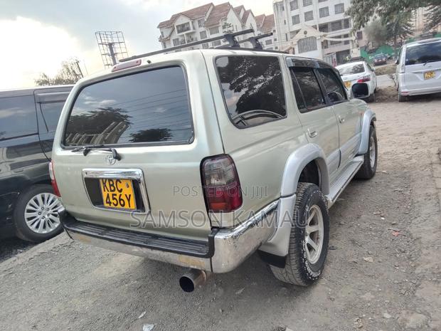 Toyota Hilux Surf 2000 Gold