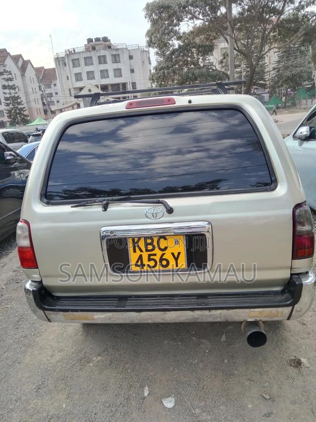 Toyota Hilux Surf 2000 Gold