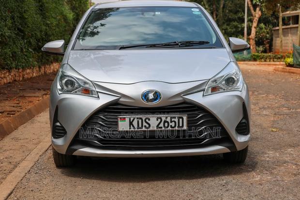 Toyota Vitz 2017 Silver