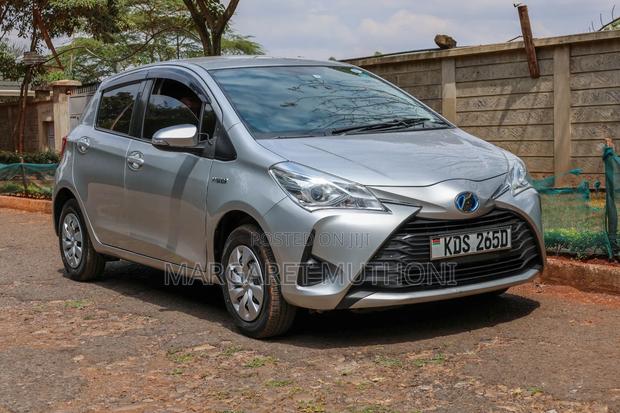 Toyota Vitz 2017 Silver
