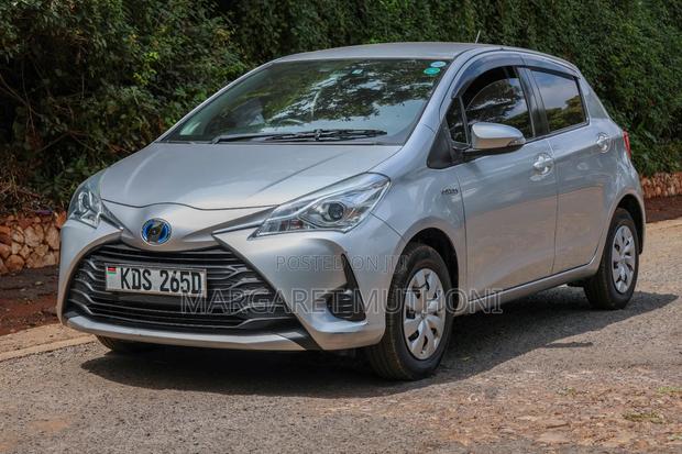 Toyota Vitz 2017 Silver
