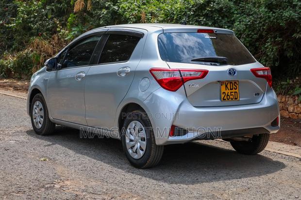 Toyota Vitz 2017 Silver