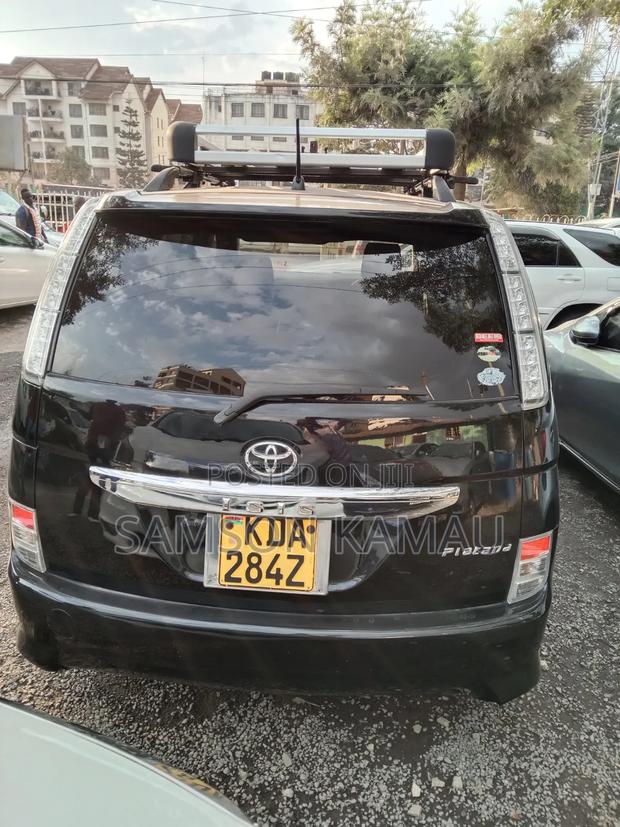 Toyota ISIS 2013 Black