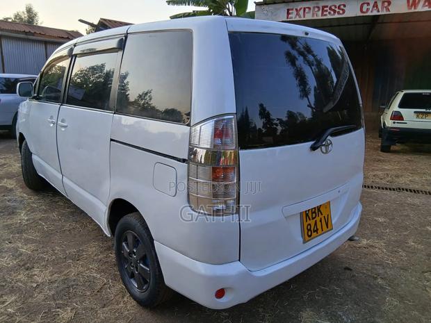Toyota Noah 2004 White