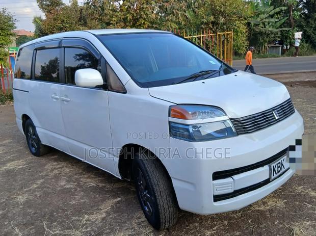 Toyota Voxy 2004 White