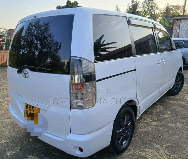 Toyota Voxy 2004 White