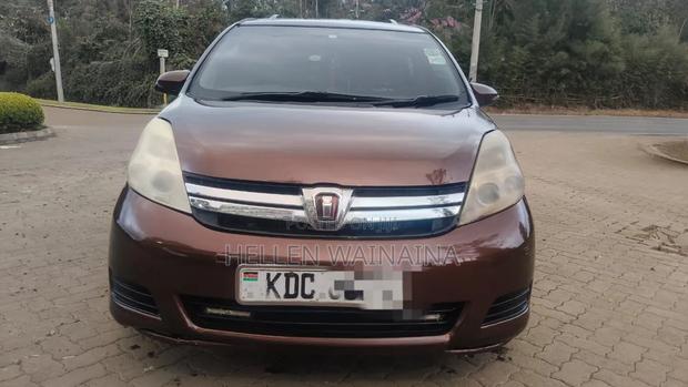 Toyota ISIS 2014 Maroon