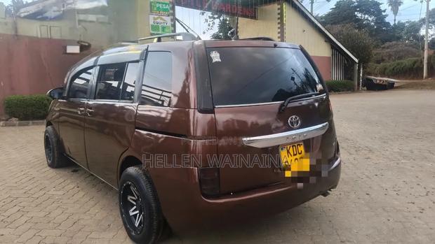 Toyota ISIS 2014 Maroon