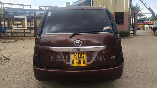 Toyota ISIS 2014 Maroon