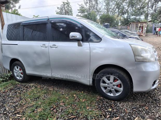 Toyota Noah 2009 Silver