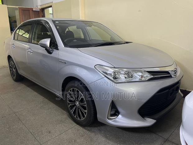 Toyota Axio 1.5 Hybrid 2WD 2019 Silver