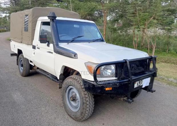 Toyota Land Cruiser 2011 White