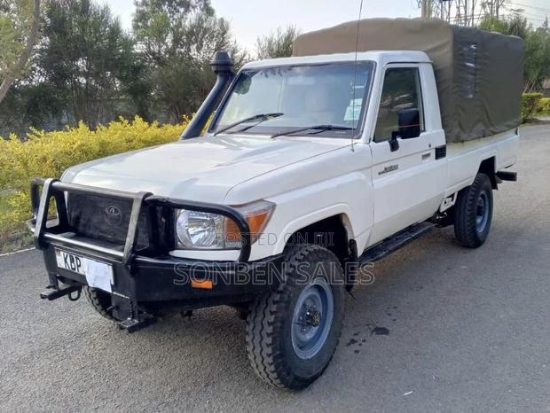 Toyota Land Cruiser 2011 White