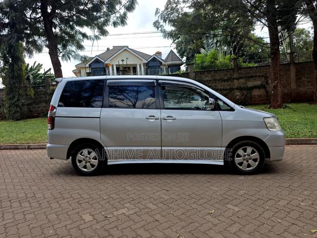Toyota Voxy 2002 Silver