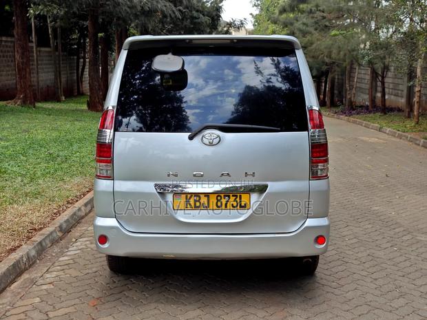 Toyota Voxy 2002 Silver