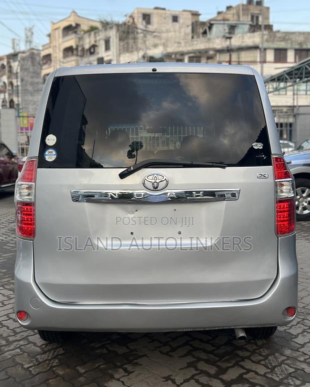 Toyota Noah 2.0 143hp AWD (8 Seater) 2009 Silver