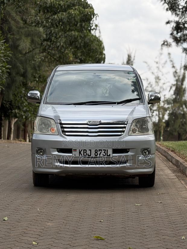 Toyota Noah 2002 Silver