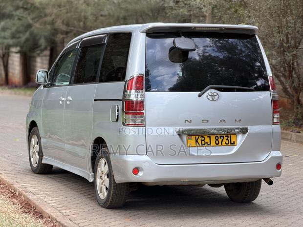 Toyota Noah 2002 Silver