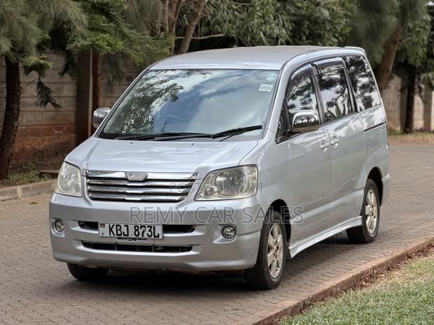 Toyota Noah 2002 Silver
