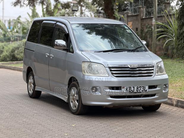 Toyota Noah 2002 Silver