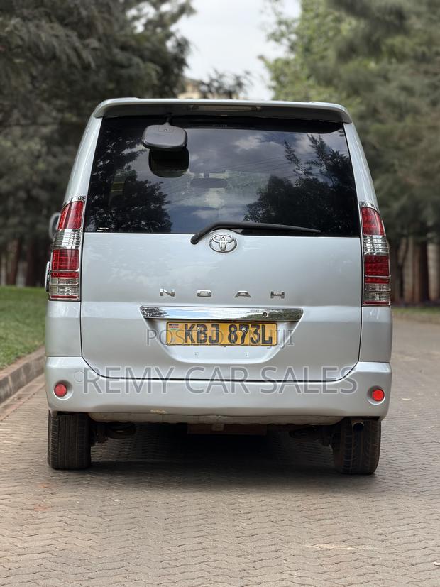 Toyota Noah 2002 Silver