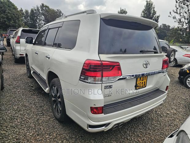 Toyota Land Cruiser 2018 White