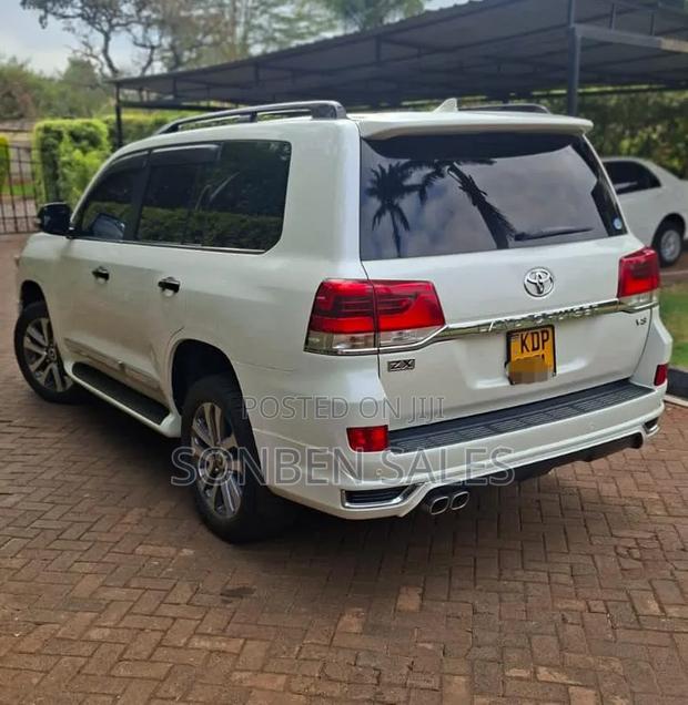 Toyota Land Cruiser 2016 White