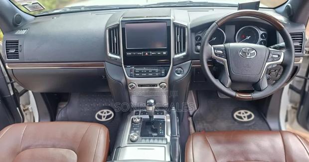 Toyota Land Cruiser 2016 White