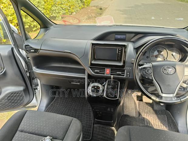 Toyota Noah 2019 Silver