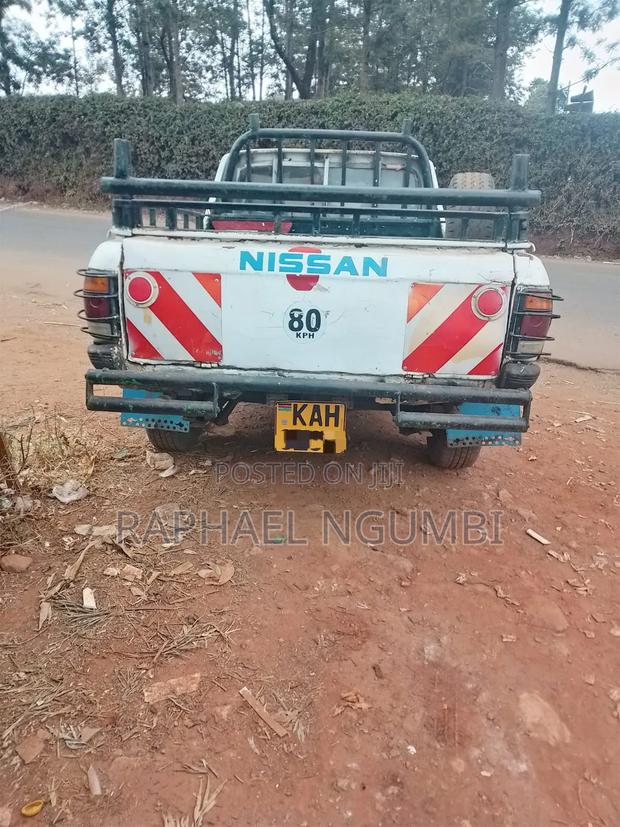 Nissan Pick-Up 1995 White