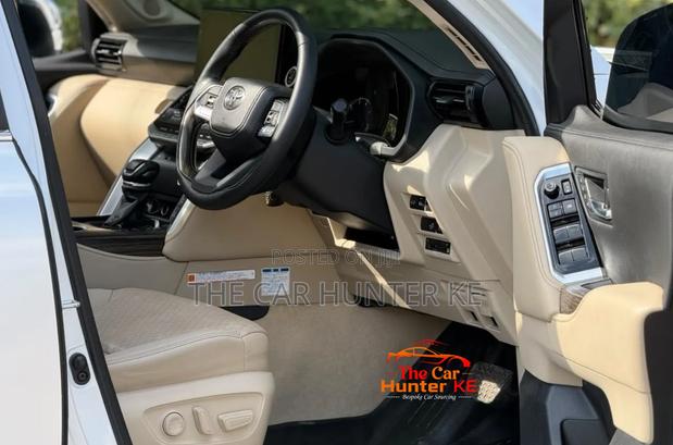 Toyota Land Cruiser LC300 2023 Pearl
