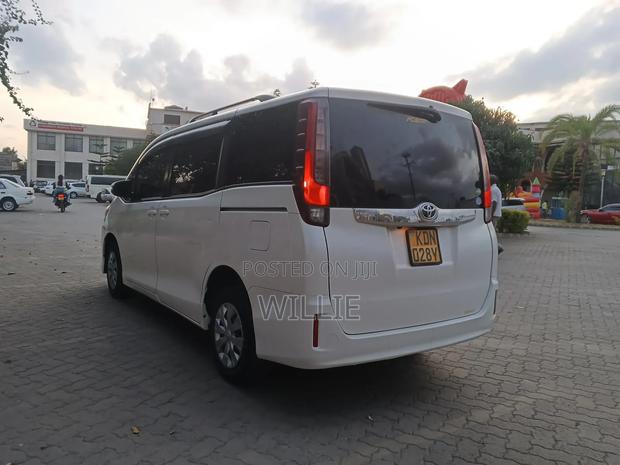 Toyota Noah 2017 White