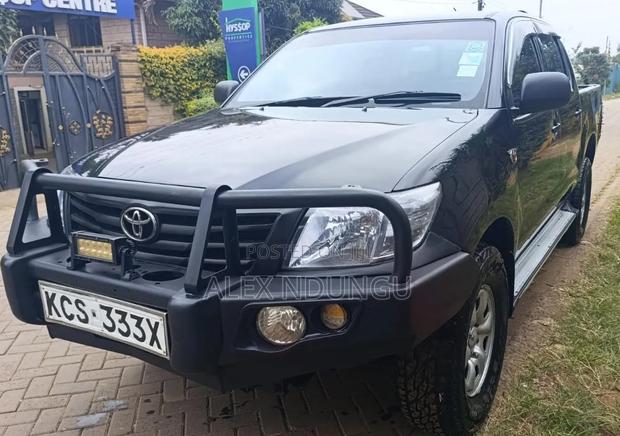 Toyota Hilux 2013 Black