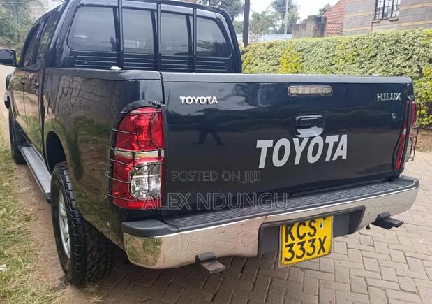 Toyota Hilux 2013 Black