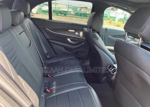 Mercedes-Benz E300 2019 Blue