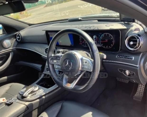 Mercedes-Benz E300 2019 Blue