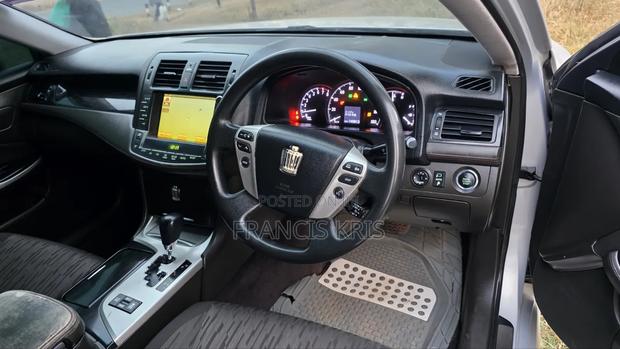 Toyota Crown 2011 Pearl