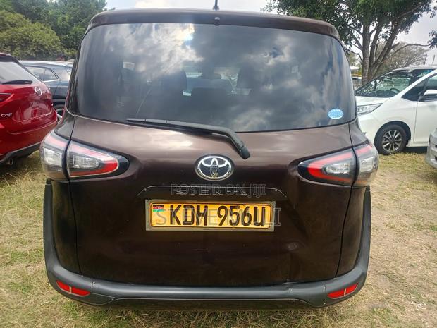 Toyota Sienta 2016 Brown