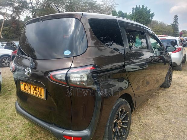 Toyota Sienta 2016 Brown