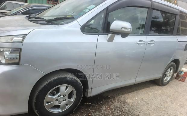 Toyota Voxy 2012 Silver