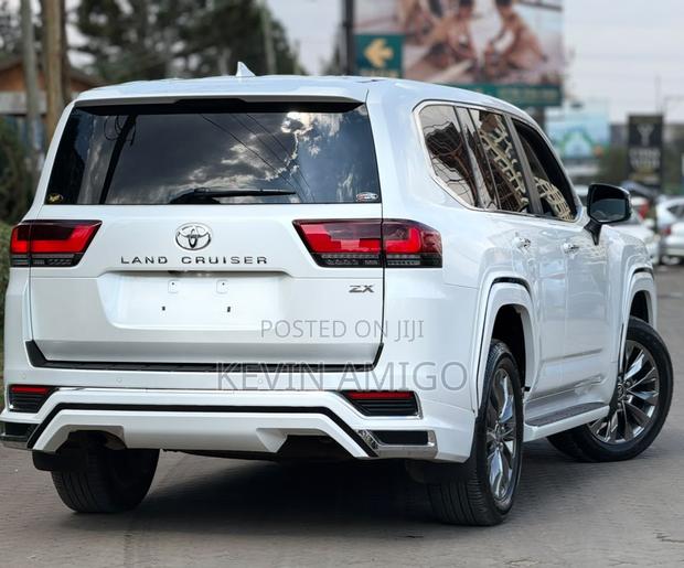Toyota Land Cruiser LC300 2023