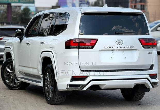 Toyota Land Cruiser LC300 2023