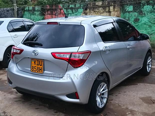 Toyota Vitz 2018 Silver