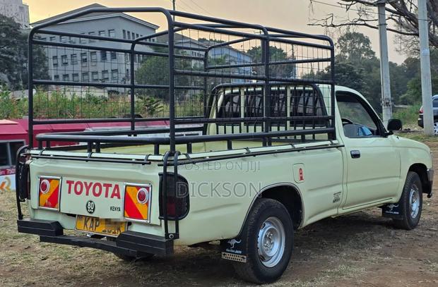 Toyota Hilux 2.5 Cab 2005 Brown