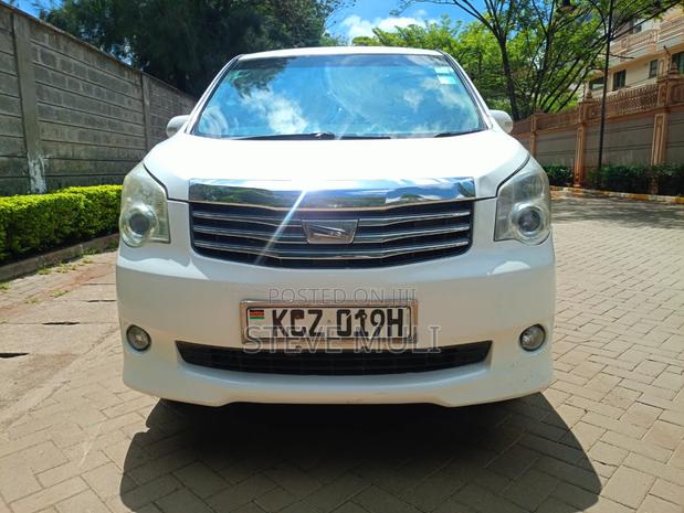Toyota Noah 2012 White