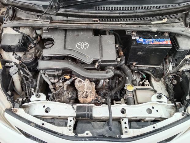 Toyota Vitz 2015 White