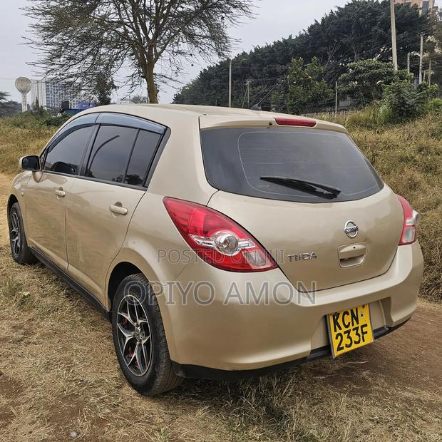 Nissan Tiida 2010 Yellow