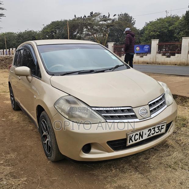 Nissan Tiida 2010 Yellow