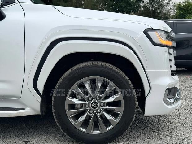 Toyota Land Cruiser 2023 White