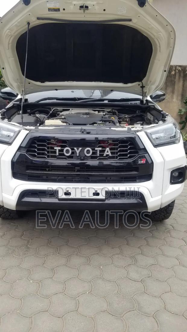 Toyota Hilux 2022 White